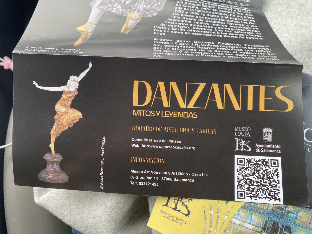 ana_b_nieto's tweet photo. De casualidad y callejeando descubrí anoche esta JOYA de museo salmantino de Art Noveau y Art Decó, que me ha conquistado con su exposición “Danzantes: mitos y leyendas”, de esculturas criselefantinas. 

Presentadas con luces y sombras puntuales y dramáticas, girando sobre el pedestal, cobran vida y misterio y nos transportan a tiempos de entreguerras. 

Influencias del cabaret berlinés, el orientalismo, los ballets rusos, la egiptomanía…

Bellísimas y hechiceras, no puedo recomendar más esta exposición @museocasalis.

PD: como no se pueden hacer fotos en el museo, os dejo la fachada de la Casa Lis, de 1905, la cafetería con su vidriera, un QR del folleto para saber más y una foto de “Noticias de Salamanca” para que os hagáis una idea 🖤