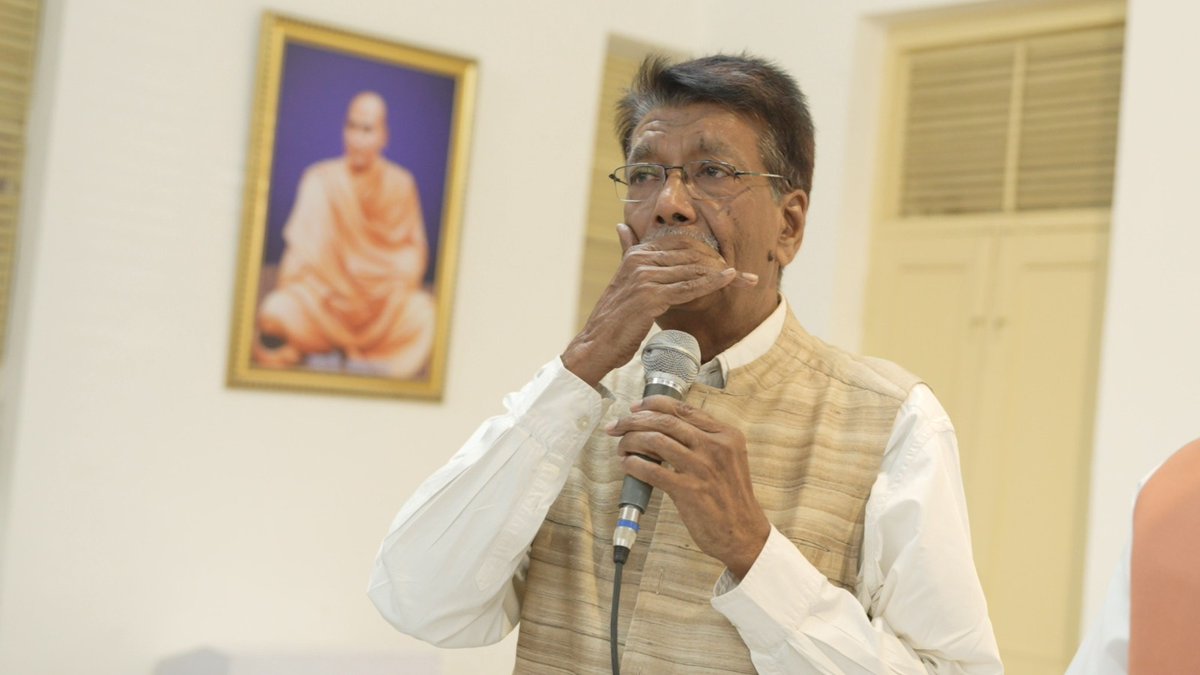 rochika's tweet photo. मेरे मामा श्री सर्वेश मित्तल जी, वैज्ञानिक एवं ट्रस्टी वरदान आई हॉस्पिटल, गाजियाबाद, ने मेरी मां, व अपनी छोटी बहन श्रीमती चित्रा अग्रवाल जी को श्रद्धांजलि अर्पित की 🙏🙏

#Maa #RememberingMaa 
#02april25 https://t.co/MGPHCQ2L2M