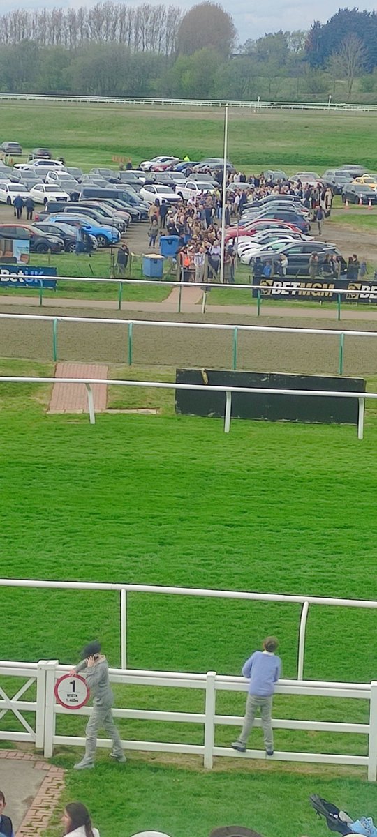 MarksIvor's tweet photo. Can't make it up with Arena racing. If they can muck it up they will. Holding pony race hour before racing so had to stop crowd coming in across track as parking public in centre today. So ..... https://t.co/8c4evmGjR3
