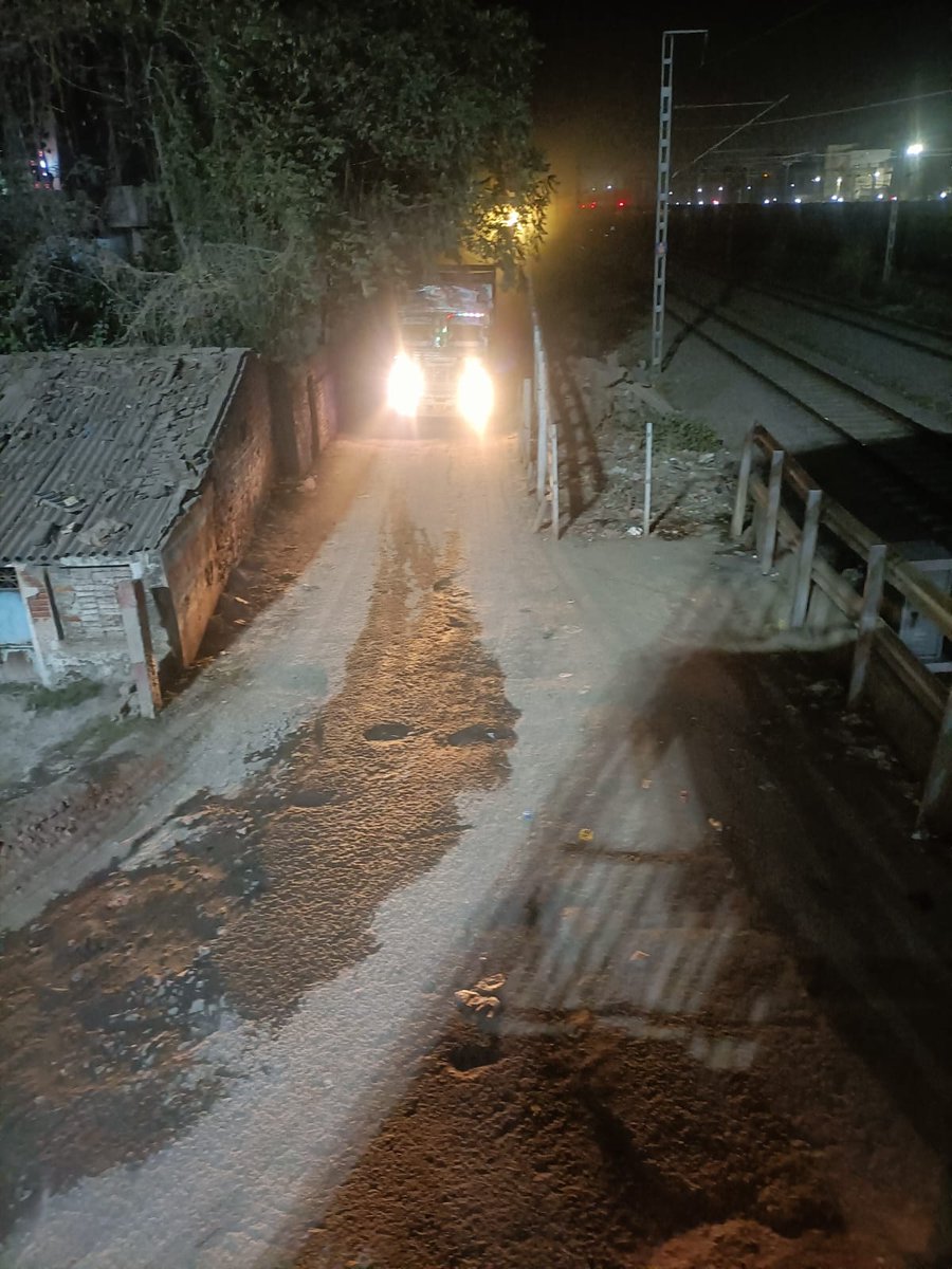 india3655's tweet photo. Urgent Concern @RailMinIndia @AshwiniVaishnaw
Sand mafia, in collusion with RPF at Dehri (DOS) Junction, Rohtas (Bihar), is running illegal sand trucks on a single-lane road, causing huge public distress—urgent Railway Ministry action needed!
#DehriJunction #SandMafia https://t.co/60MWNrM5rZ