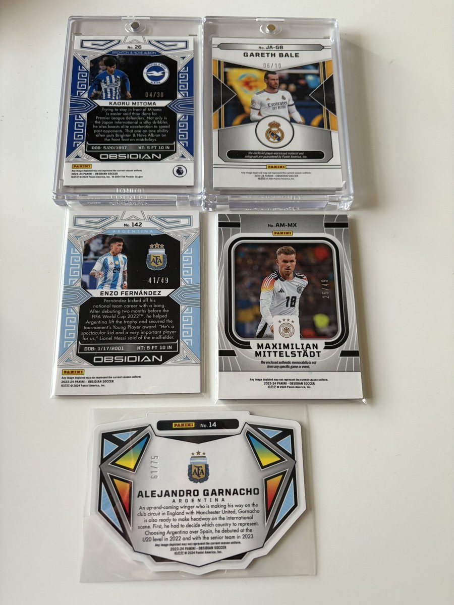 SOS_pokesaka's tweet photo. 初めて買ったサッカートレカのBOX！！
ベイルのサイン出たし、個人的に三苫当たったの嬉しい✨

#サッカートレカ
#サッカーカード https://t.co/KefSNMSSS3