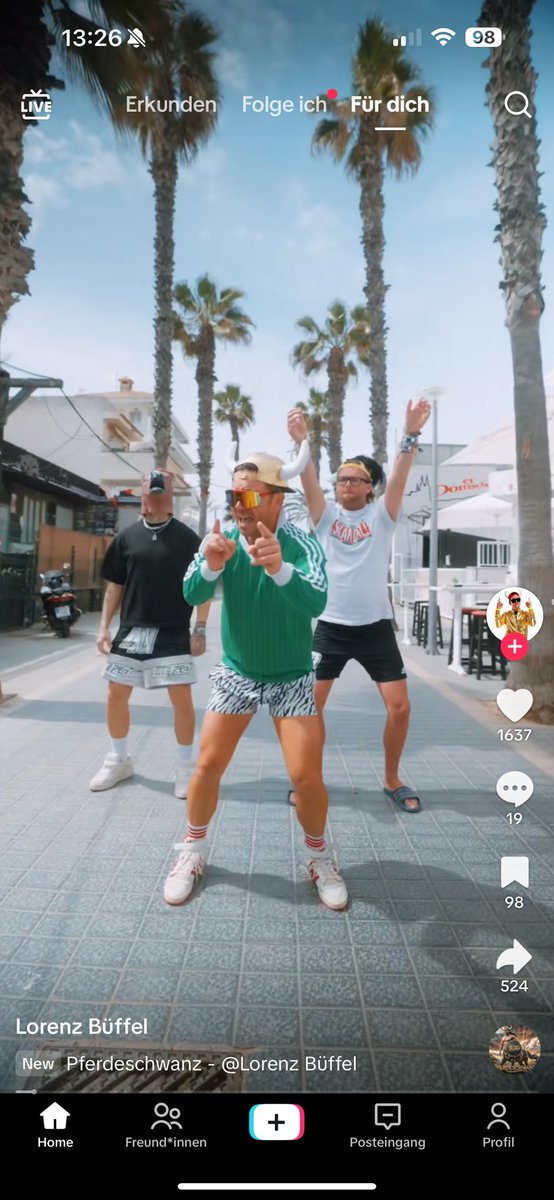 Wieso ist <a href="/ketaknax/">herr knax</a> im neuen Lorenz Büffel Video? Jetzt auch Ballermann Hits am machen?