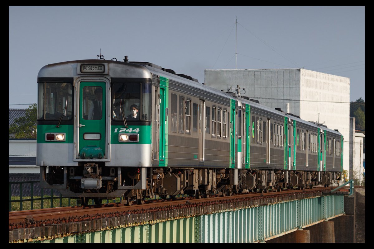 yonkama185's tweet image. 2025.4/17
564D 1244+1252+1247+1251
徳島地区地震・津波避難誘導訓練を実施、その車両を返却するため564Dに使用車両が増結されました。
編成は未更新×黒ゴム車が先頭、そして後ろ3両は更新車でした。