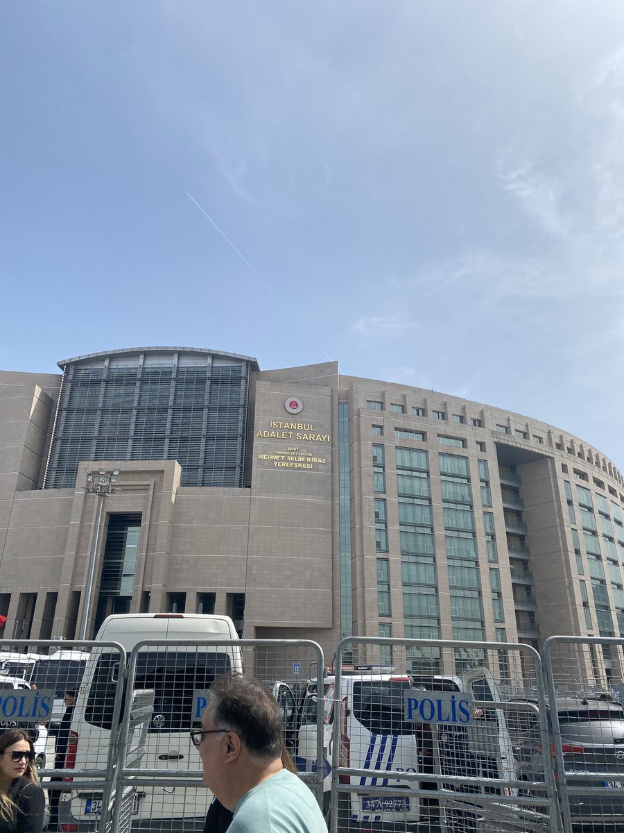 Eylemci diye alınıp, gazeteci olduğumuz için tahliye edilip, siz eylemcisiniz diye dava açtıkları dosyadan, mahkeme heyeti tarafından siz gazetecisiniz denilerek dosyamız ayrıldı.