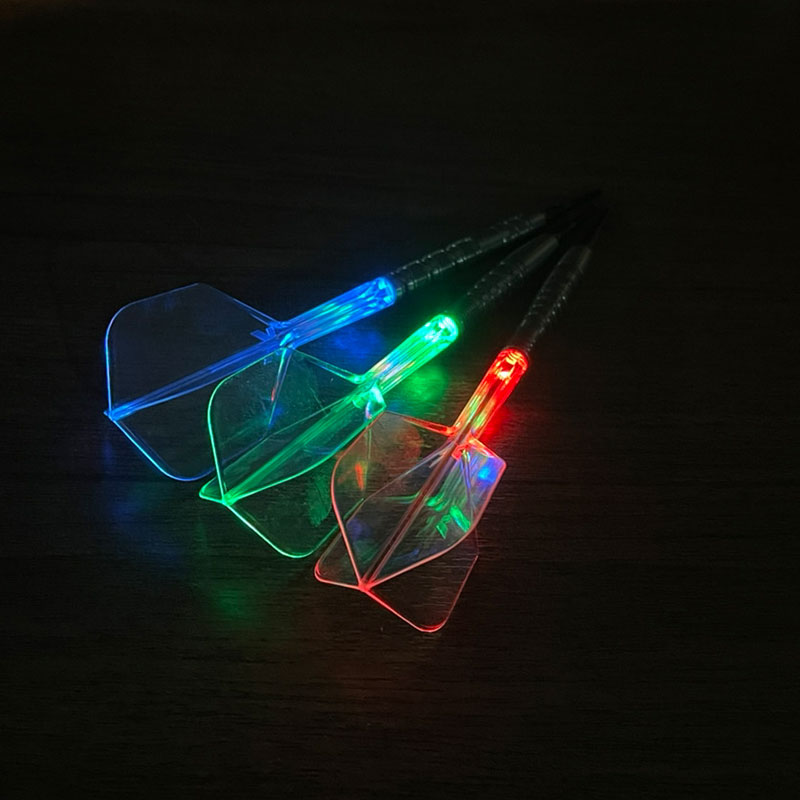 darts_maxim's tweet photo. LEDが入っていてダーツの軌道が見えやすいダーツたちで無邪気に遊ぶ。おおお～おもしろい～。
ケーフレックスのクリアなどでも発色が映えます。
https://t.co/M1PanRdYs2 https://t.co/H1Xi0W20SF