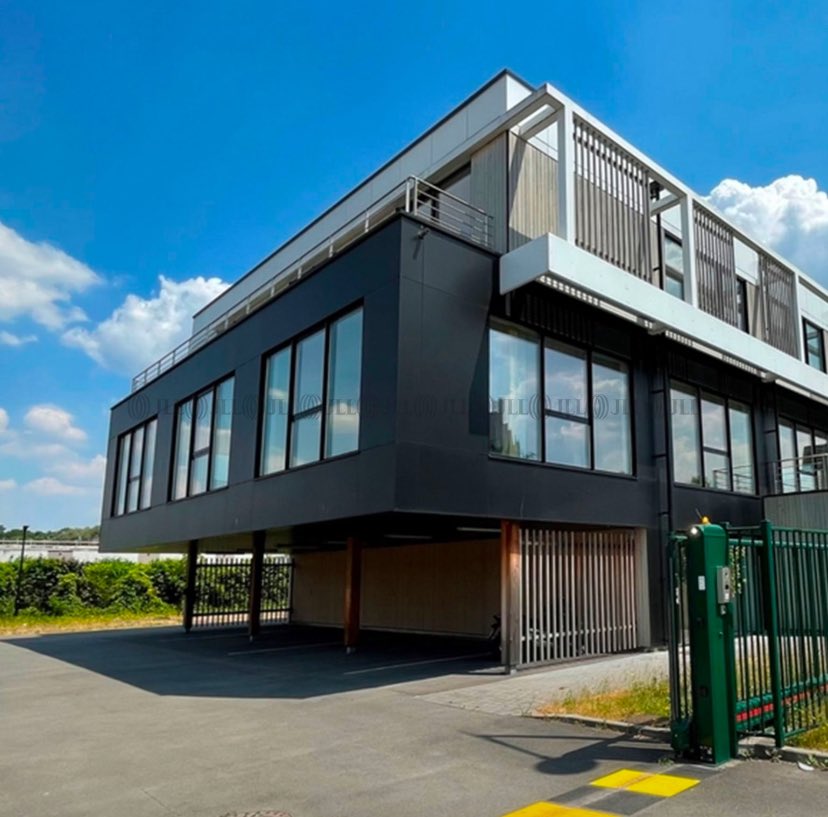 C'est officiel SEO Monkey déménage ! 
Laissez-moi vous présenter nos nouveaux locaux de 1000m2 ⬇️

"Spoiler : c'est faux, nos bureaux font 100m2 mais nous les partageons avec 3 entreprises, d'où ce splendide batiment de 1000m2."

Un grand merci à La Quincaillerie - Agence de