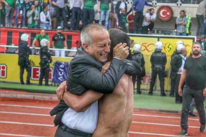 – Senin yanan büyük ateşten haberin yok mu? Ateşe hiç bakmadın mı? Ne kadar büyük, senin bir damla suyun ateşe ne yapabilir ki?
Bir damla su taşıyan karınca:
– Olsun, hiç olmazsa hangi taraftan olduğum anlaşılır.