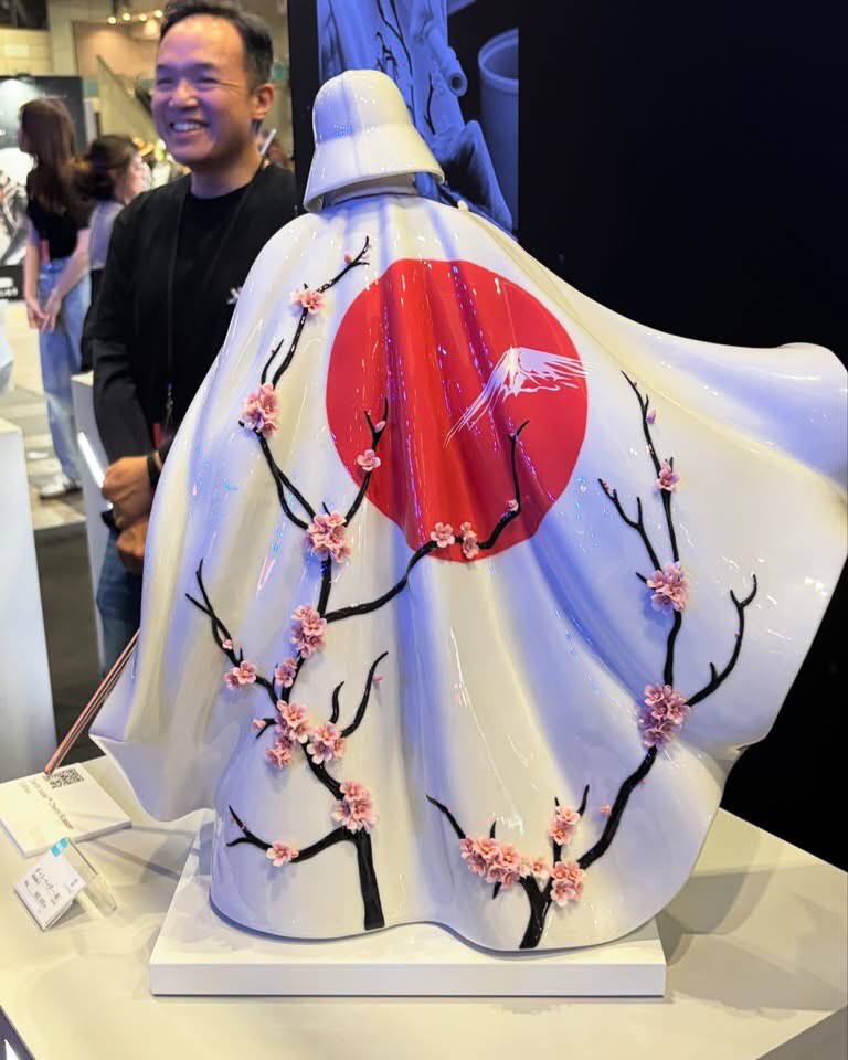 MrLeitor's tweet image. La marca española @Lladro presente en la Star Wars Celebration Japan 2025 con sus figuras de porcelana.
El High-end del High-end.
Hablamos de 4300€ por la Padmè, unos 3100€ por la Ahsoka o 2000€ por el stormtrooper.
#StarWars #SWCJ #Lladro