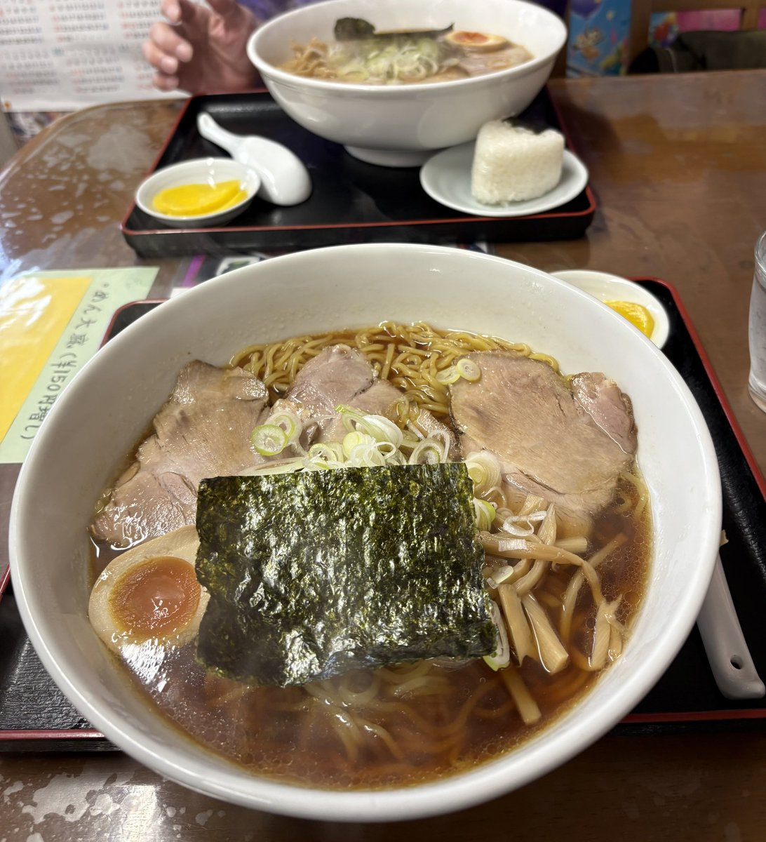 Ubk14Ha's tweet photo. ラーメン一心さんに行ってきました😊
中田らーめんを注文🍜
ラーメンの他におにぎりと沢庵が付いてました😳
スープの色は濃いが甘みと旨味が広がる飲みやすいタイプ✨️
麺も中細ちぢれ麺でスープによく合います!
おにぎりも塩の塩梅が調度良く硬めの炊き上げでラーメンスープとも相性抜群🤤 #ラーメン https://t.co/ICSAnlX9oV