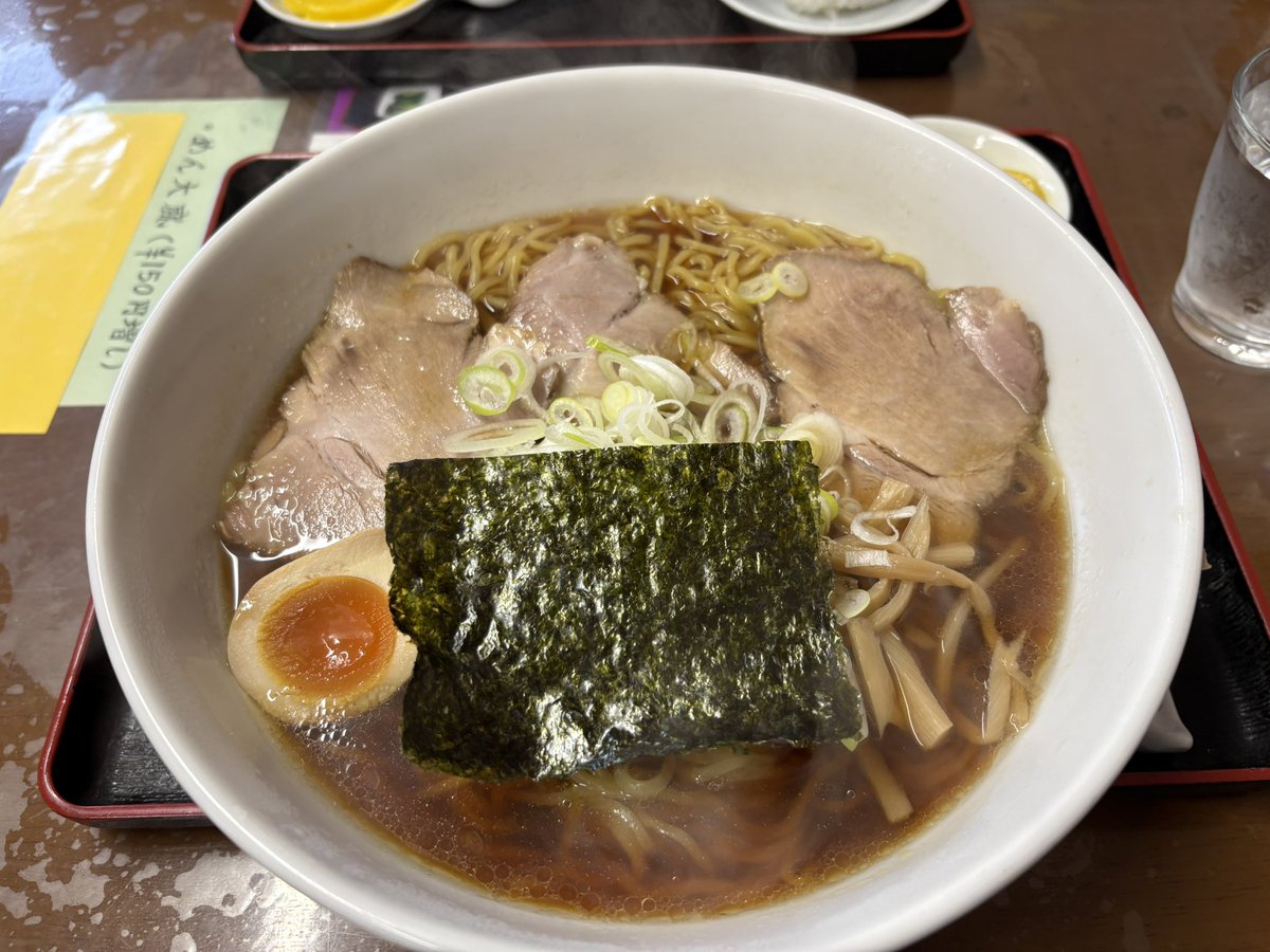 Ubk14Ha's tweet photo. ラーメン一心さんに行ってきました😊
中田らーめんを注文🍜
ラーメンの他におにぎりと沢庵が付いてました😳
スープの色は濃いが甘みと旨味が広がる飲みやすいタイプ✨️
麺も中細ちぢれ麺でスープによく合います!
おにぎりも塩の塩梅が調度良く硬めの炊き上げでラーメンスープとも相性抜群🤤 #ラーメン https://t.co/ICSAnlX9oV