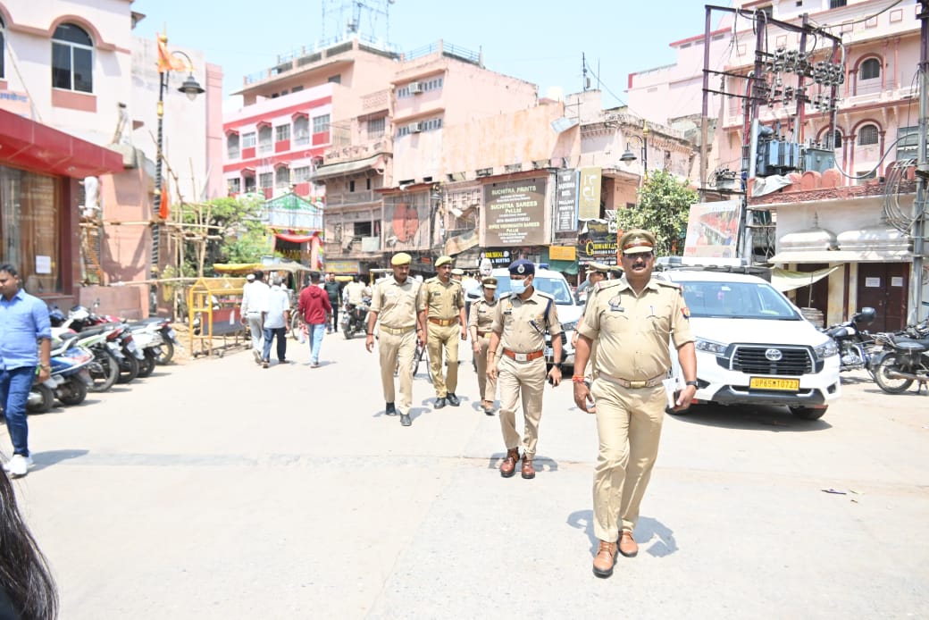 <a href="/AddlLaw/">Addl. C.P. Law & Order VNS</a> द्वारा जुम्मा की नमाज, वक्फबिल संशोधन एवं यातायात व्यवस्था के सुगम संचालन हेतु गोलगड्डा, विश्वेश्वरगंज,मैदागिन,चौक, दालमंडी, रामपुरा,गोदौलिया,मदनपुरा तक व आस-पास के संवेदनशील स्थलों का भ्रमण/निरीक्षण किया गया एवं ड्यिूटी में लगे पुलिस बल को आवश्यक दिशा-निर्देश दिये गये।