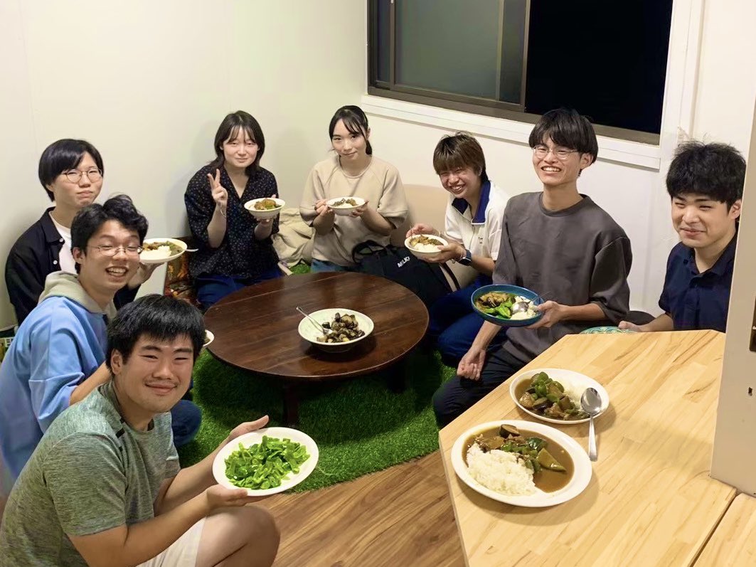 iu_yuruen's tweet photo. 【活動紹介】
茨城大学の環境サークルゆるEnです🌱

紹介の3つ目は、ごはん会です！
定期的に一緒にごはんを食べます😋
みんなで畑で育てた夏野菜でカレー作りもしました🍛

5月にも新歓と交流会を兼ねてごはん会やります！
ぜひ気軽に来てください☺️

 #茨城大学
 #茨大
 #自然
 #環境
 #サークル https://t.co/Scu8PJPpZg