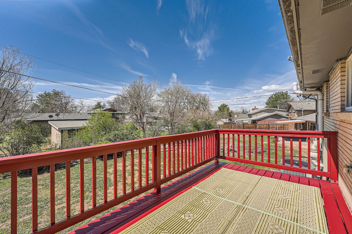 The hard work has been done to make this 4🛏️, 2🛁 bi-level in Aurora Hills environmentally friendly🌳, and still maintain some of its vintage charm! 
DM me for a showing or share with anyone you know looking to reduce their carbon footprint!

#aurorarealestate#ecofriendly