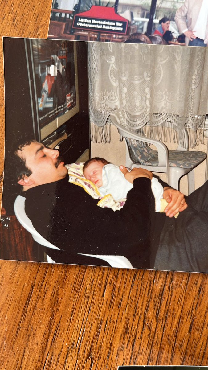 Kurbağa gibi yatıp uyudum koynunda 33 sene. Uyuyamadığımda gelip kocaman ellerinle kulaklarımı kapatmanı özledim. Gecenin bir yarısı uyandırıp “bana bir kahve yap sana keman çalayım” demeni özledim. Karşına oturtup Onat Kutlar, Gülten Akın okumanı özledim. Seni çok özledim ya.