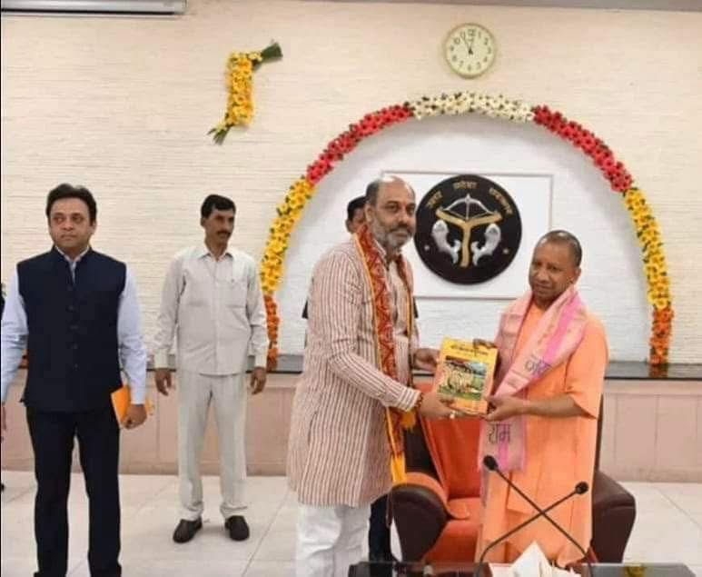 _kuldeepyadavup's tweet image. स्टूल मंत्री की निकम्मी, नकारा, बेशर्म पार्टी भाजपा ने अखिलेश जी को बदनाम करने के लिए एक बंदा प्लांट किया था, आज लात खाते_खाते बचा, ये तो कहो श्री अखिलेश यादव जी ने मामले को शान्त करवाया । 

@mediacellsp @yadavakhilesh