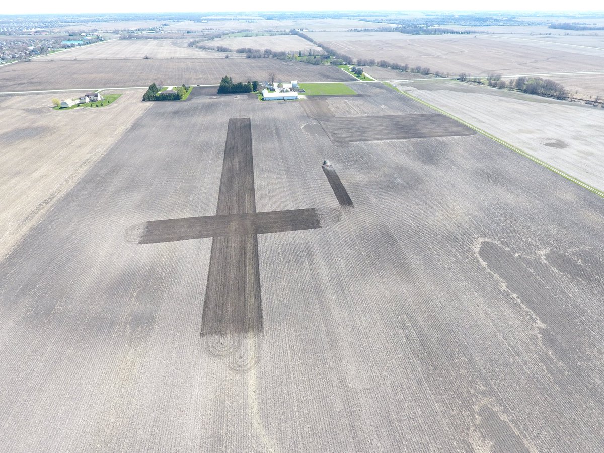pioneerproud95's tweet photo. Good Friday Blessings from our Farm. I Created a "Farm Field Cross " to celebrate this Easter Weekend 😇 The Cross covers close to 14 acres! Have a Blessed Easter!😇
@AgDayTV 
@PioneerSeeds 
@maxarmstrong 
@frankiekestel https://t.co/ywOEdVpKqn