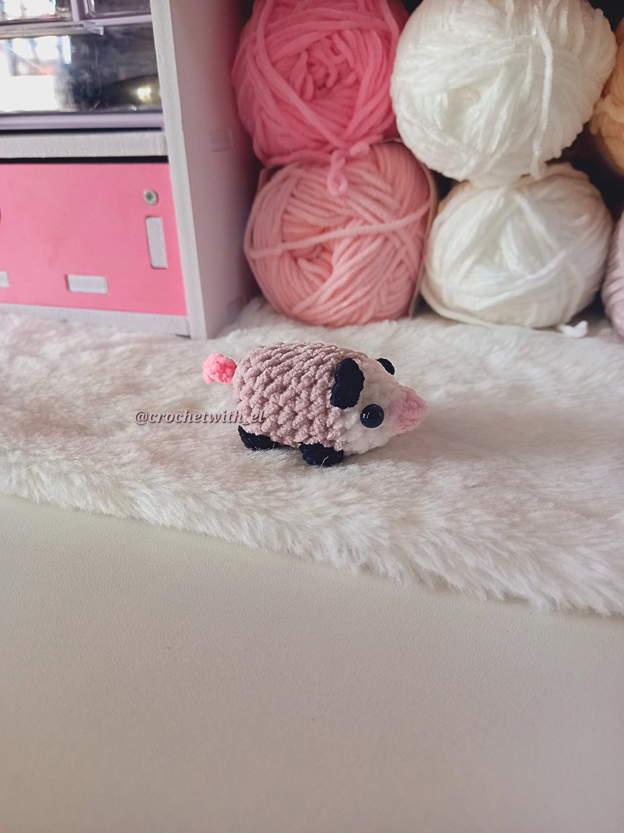 ₊˚⊹ ᰔ 𝗖𝗿𝗼𝗰𝗵𝗲𝘁 𝗠𝗶𝗻𝗶 𝗢𝗽𝗼𝘀𝘀𝘂𝗺 ⋆˚꩜｡

Materials: 
Thin Bear Chenille Yarn from Dyno Makes 
3mm crochet hook
#crochet #crochetkeychain #crochetopossum