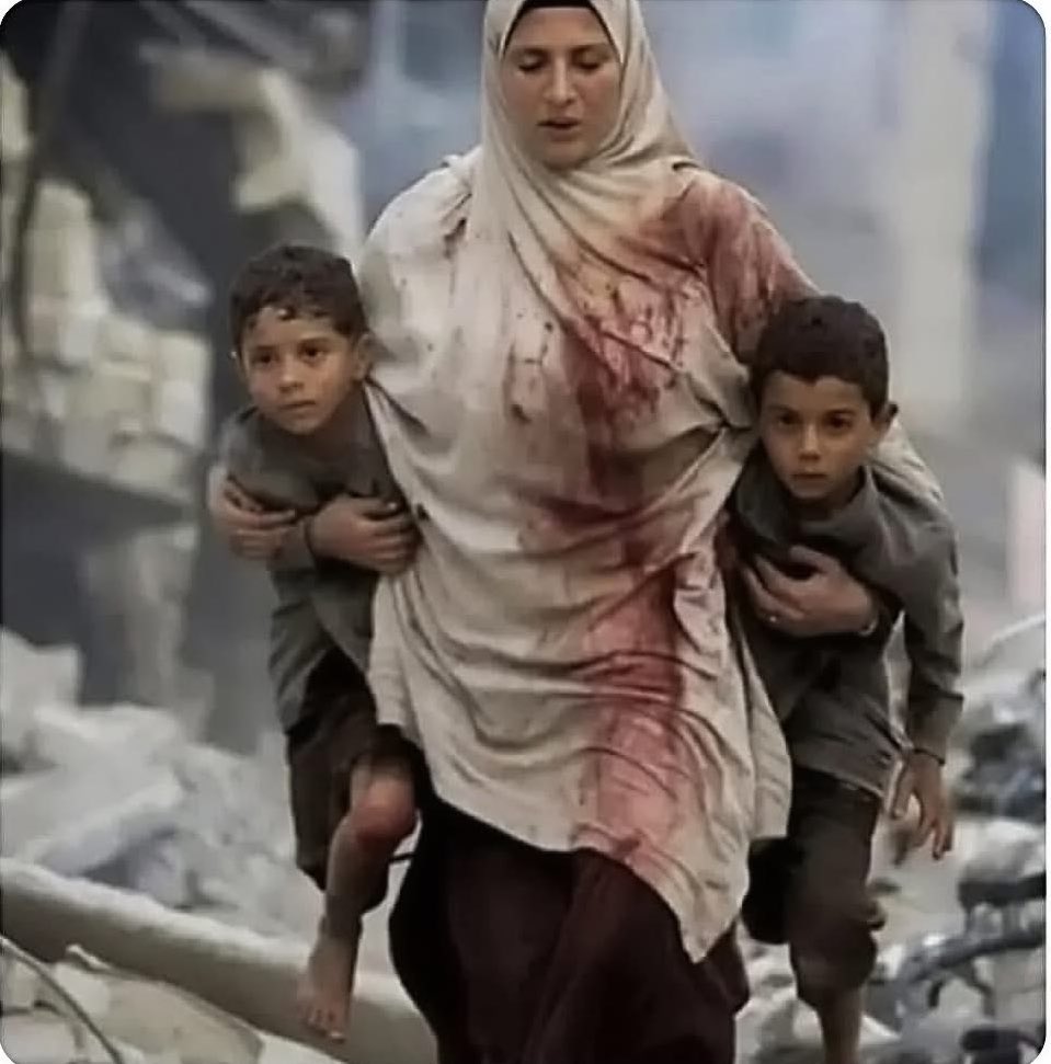 h_a_h_m_a's tweet photo. ودَّعوها غُصة في القلب
أدمت
قلب أمٍ
قد تولتها صبيه .

مرَّ هذا الليلُ مجنونٌ
فنامت
ذلك اليوم
كما كانت نقيه .

لم تكن تدرك ما سر الحيارى
كان أولاد الشياطين
على الباب سويه .

يقرعون القلب أن موتي،
فماتت
آه من ينصرُ ياربُ الضحيه .

كيف لا يلقون بالاً بالعذارى
لعن الله حثالات القضية .

كلما أورق بستانٌ بوردٍ ..
قتلوا الورد 
لأسبابٍ خفيه .

حق هذا الحسن أن يبقى ندياً ..
فا��ركوا الأحلام في الدنيا سخيه .
#حمد_الحارثي