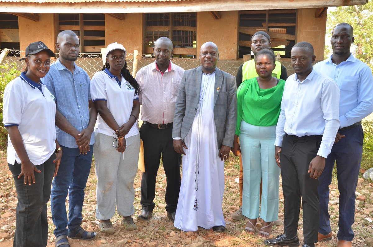 acriuganda's tweet photo. ACRI was Honored to host HRH the Chief of Bunya at our event. He pledged support to ACRI in the fight against early teenage pregnancies &amp; promotion of education in Busoga. Together, we rise.
#ACRIUganda #EndTeenPregnancy #CommunityResilience #HeForShe #BusogaRising @acriuganda https://t.co/ac3aTQzu30