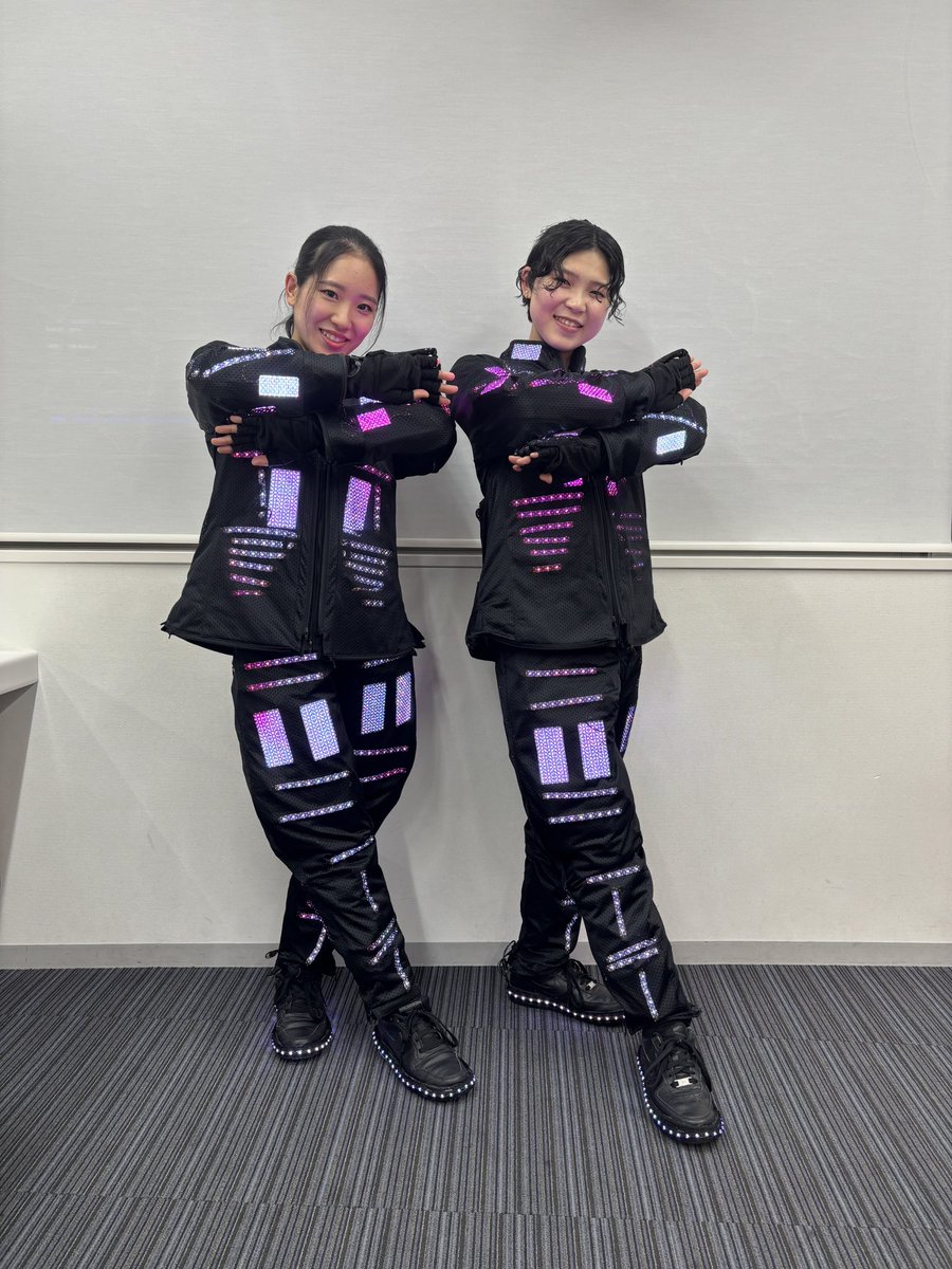 dclassics_'s tweet photo. 月ノ美兎 2ndワンマンライブ
『Paper Rabbit』で披露された
【贋ト旧称】でLED衣装を身に纏った
NATSUKAとMatsuriがバックダンサーとして出演。LED衣装の光の演出はSHIRASUがディレクションしました。
素敵な機会をありがとうございました！

#月ノ美兎 
#にじさんじ
#PaperRabbit
#ピカピカダンサー https://t.co/eBy5cEOpan