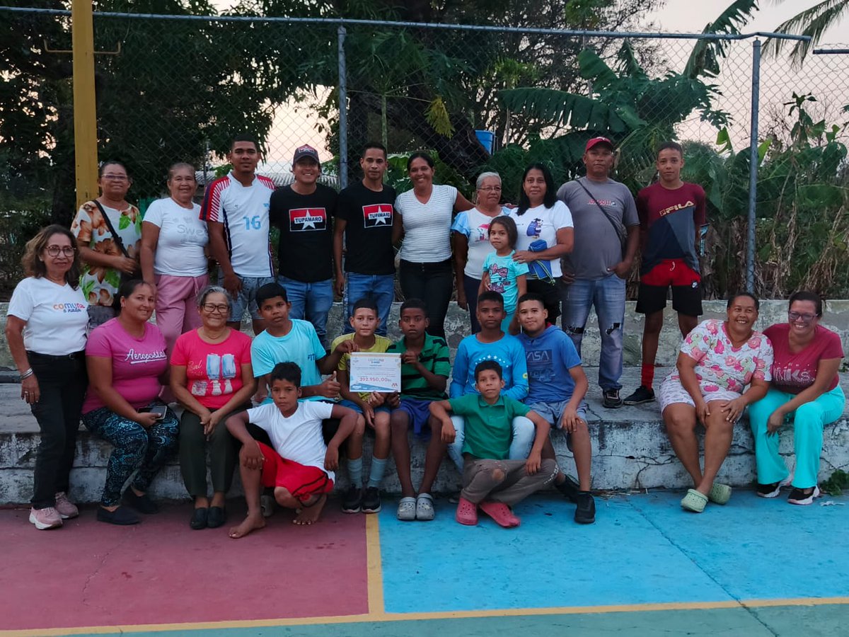 YARA_Tupamaro's tweet photo. 🔴⚫📢 Seguimos en La Trinidad 📢🔴⚫ 

Felices Juntos a nuestros hermanos y hermanas de Obontico, quienes se preparan desde la Comuna para ejecutar proyecto de construcción de un Parque Biosaludable, regalo de nuestro Presidente @NicolasMaduro

@WBenavides_MRT
@TupamaroMRT_ https://t.co/EnsBEXWbQy