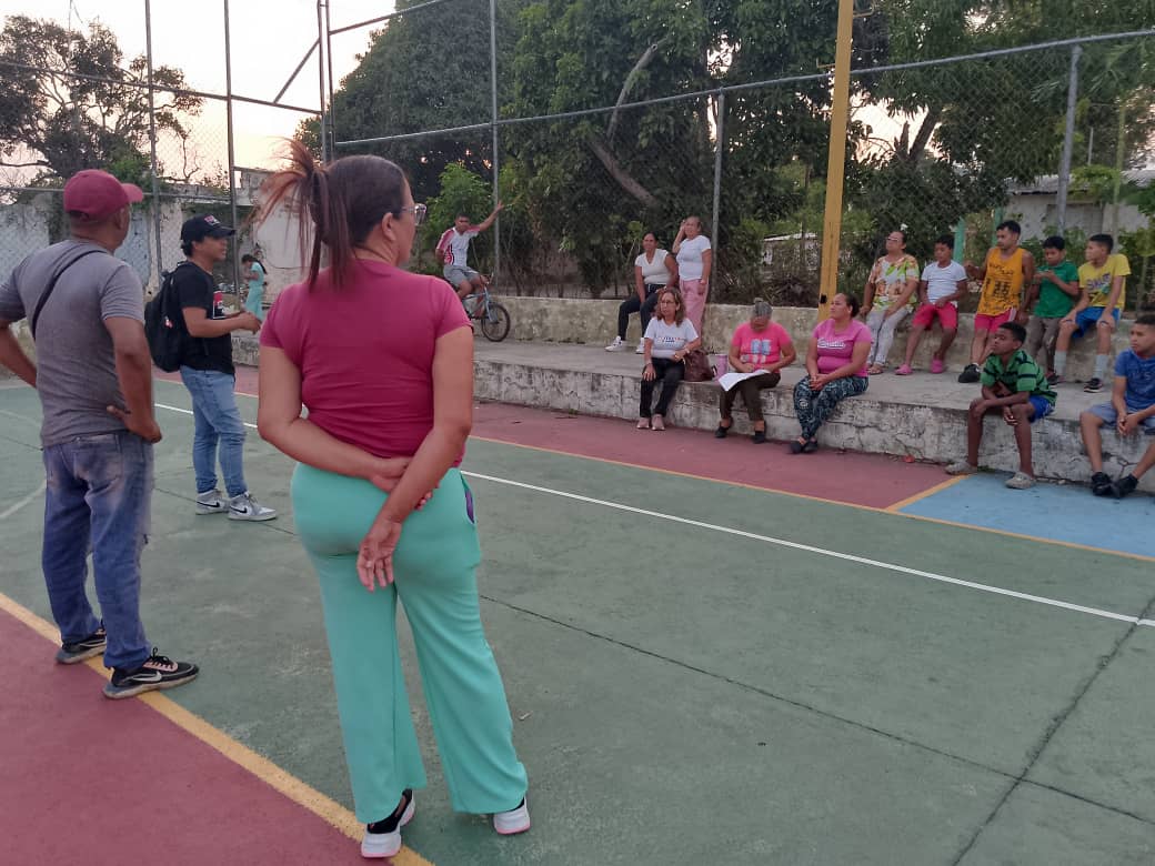 YARA_Tupamaro's tweet photo. 🔴⚫📢 Seguimos en La Trinidad 📢🔴⚫ 

Felices Juntos a nuestros hermanos y hermanas de Obontico, quienes se preparan desde la Comuna para ejecutar proyecto de construcción de un Parque Biosaludable, regalo de nuestro Presidente @NicolasMaduro

@WBenavides_MRT
@TupamaroMRT_ https://t.co/EnsBEXWbQy