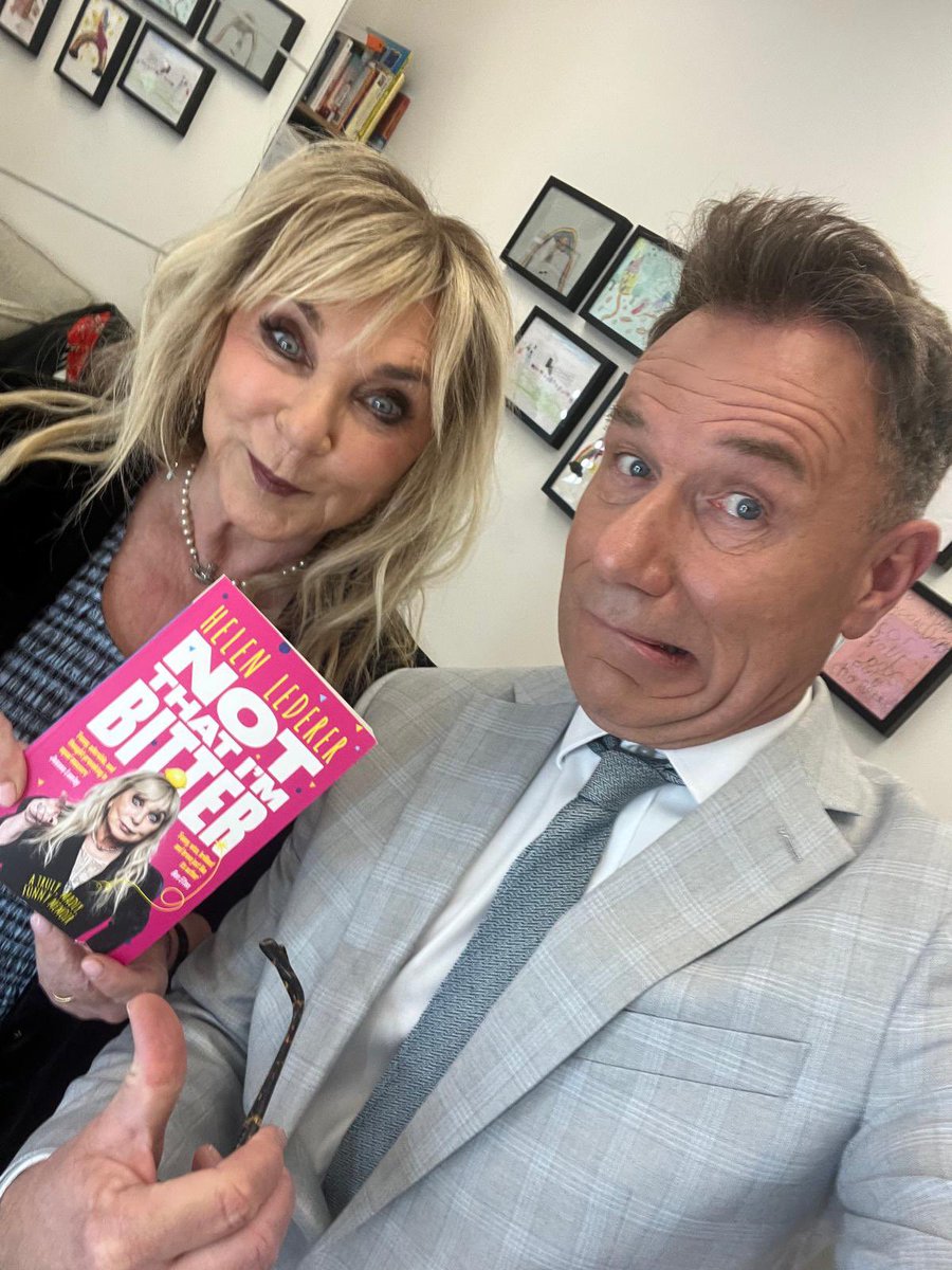 The wonderful <a href="/RichardAArnold/">Richard Arnold</a> expressing himself with 🍋Not That I’m Bitter🍋 

NEW paperback with NEW chapters 

tinyurl.com/3ph8jjz5
