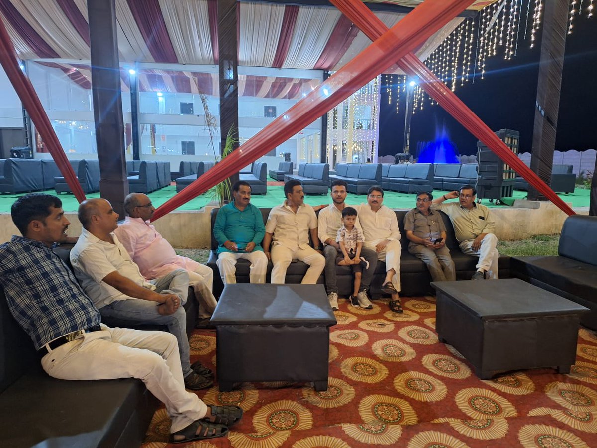 Ramjigarotha's tweet photo. कल  गरौठा विधानसभा क्षेत्र के विभिन्न कार्यक्रमों में..

1️⃣  श्री #अनिल_शर्मा जी पत्रकार की माता जी के बीते दिनों के निधन उपर��ंत आज शांतिभोज में शामिल होकर श्रद्धांजलि अर्पित कर शोक संवेदना व्यक्त की।

2️⃣ श्री #शिवम_तिवारी जी सिमरधा के विवाहोत्सव क में शामिल  हुए। https://t.co/4r4BNMdyeG