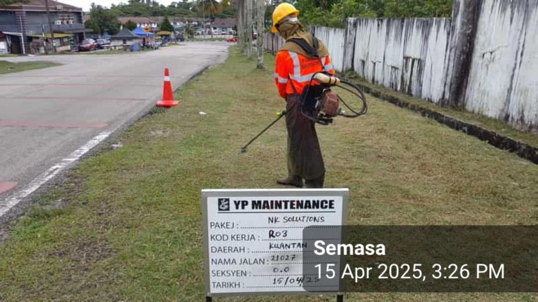 Sebahagian kerja penyelenggaraan rutin - potong rumput (R03) melibatkan Jalan Negeri di sekitar Bandaraya Kuantan yang dilaksanakan oleh pihak <a href="/ypmaintenance/">YP Maintenance Sdn. Bhd.</a>.
<a href="/IrHafizah/">Hafizah</a> <a href="/AidaAmalinaAbd1/">Aida Amalina</a> <a href="/IPJKR_Official/">JKR Malaysia Rasmi</a> <a href="/JKRPAHANG/">JKR PAHANG</a>