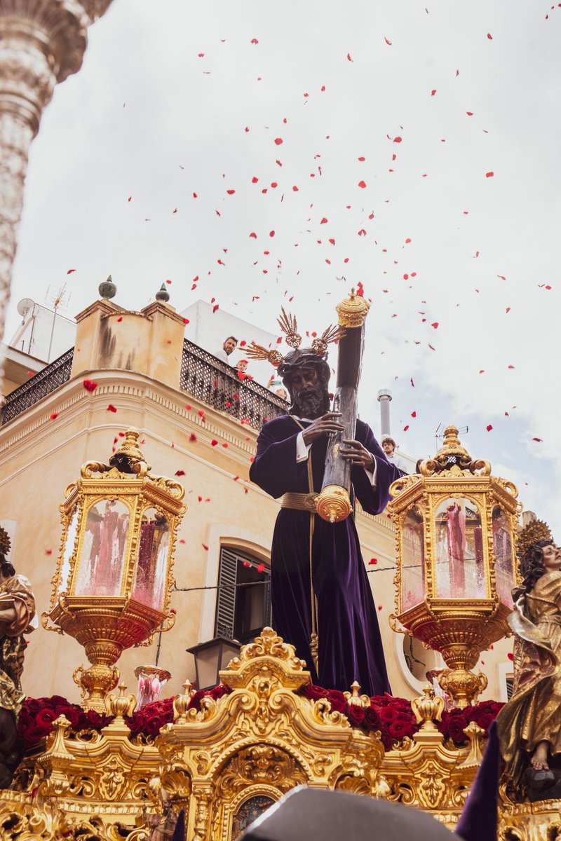 Flores para el REY de REYES.

#MadrugáGitana25 #SSantaSevilla25