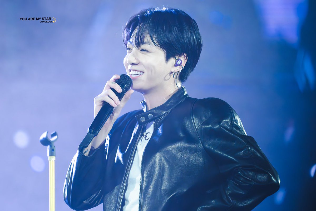 ライブ中アミを愛おしそうに見つめるジョングクが大好き またこの姿を