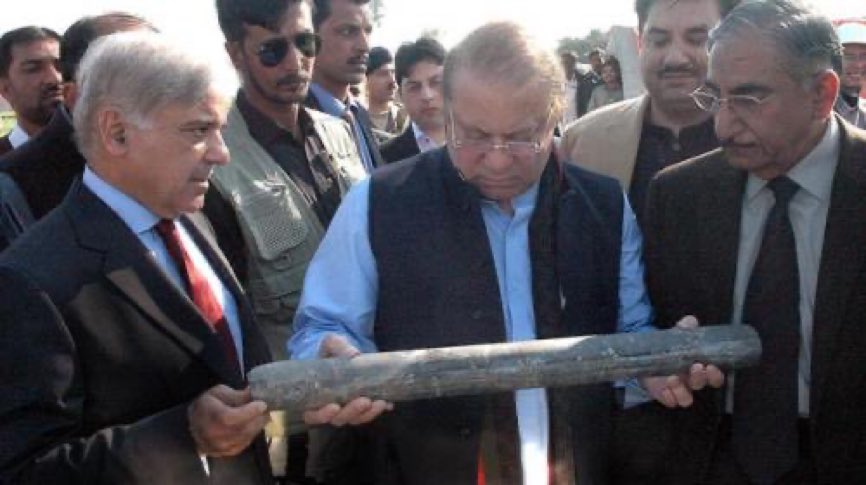 ایک وقت تھا جب پاکستان میں تیار لوہے کے ذخائر دریافت ہوگئے تھے جسکے بعد میاں صاحب چلے گئے، پھر کسی دور میں تیل نکل آیا تھا جو بعد میں پتہ چلا عوام کا ہے، اب سنتے ہیں کہ ملک کے کسی کونے میں معدنیات دریافت ہو گئی ہے بس اب اللہ خیر ہی کرے۔🤣🤣