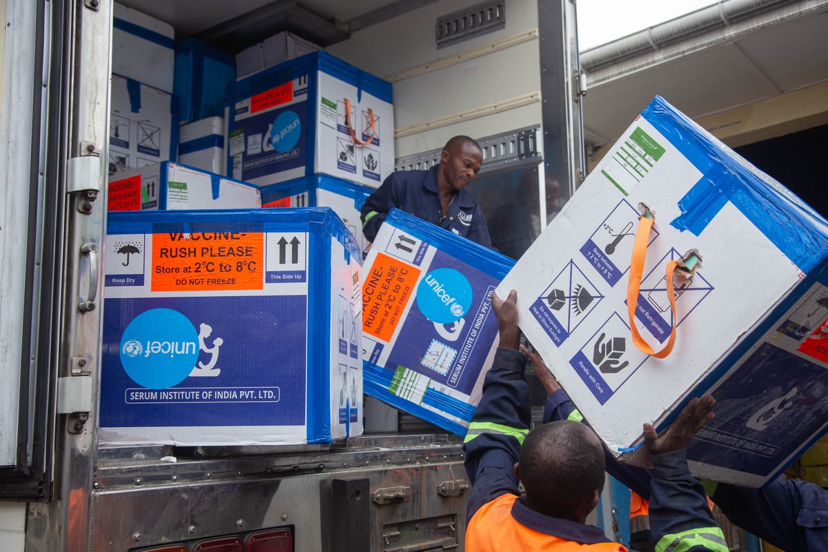 UNICEFDRC's tweet photo. 🚚📦 Plus de 8 tonnes de vaccins, dont ceux contre la #rougeole, sont arrivées cette semaine à #Goma !

Une livraison essentielle alors que les besoins en vaccins de routine sont critiques dans la province du Nord-Kivu.

#PourChaqueEnfant, des vaccins 💉

@UNICEFSupply https://t.co/UGY1Z8GW7r