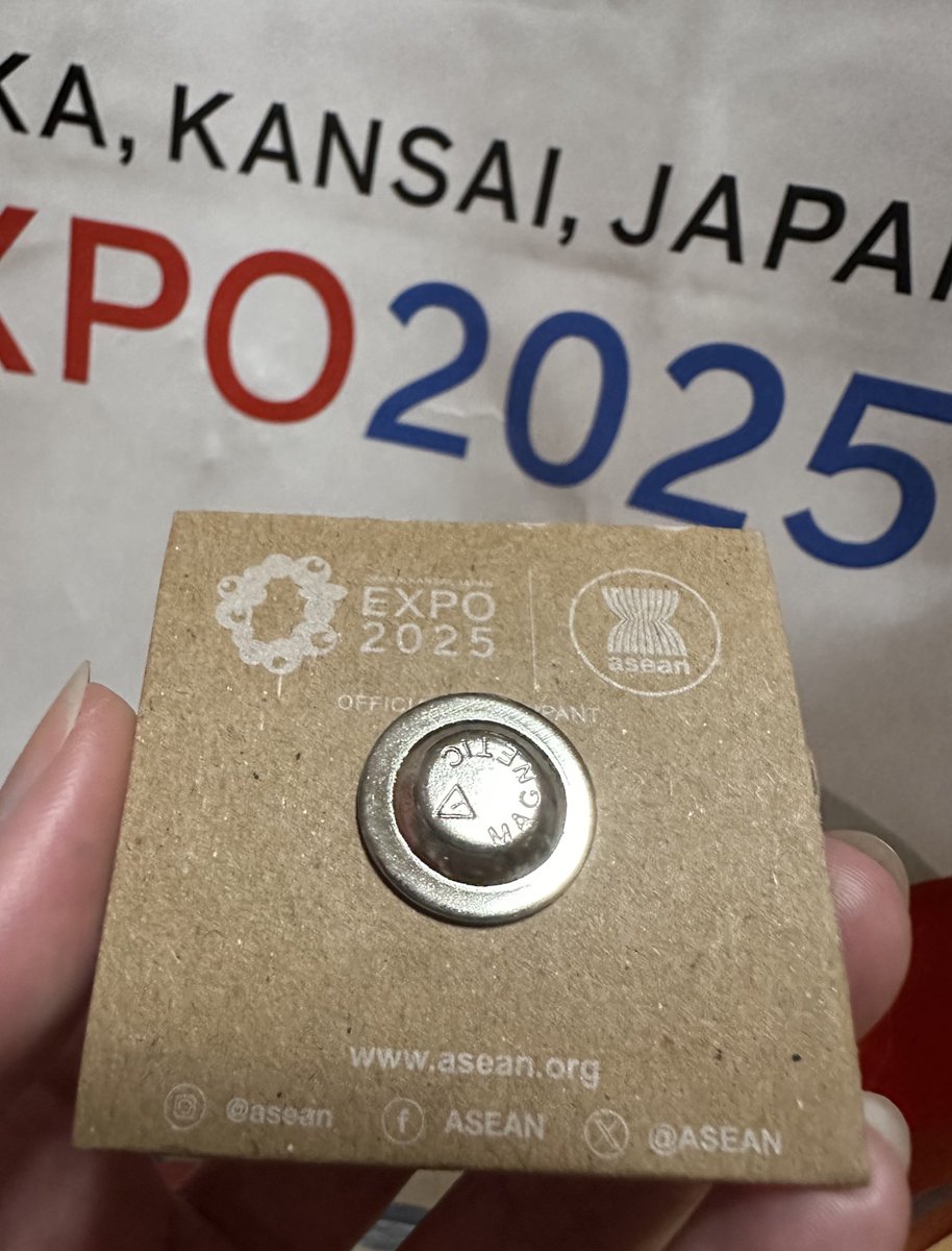 ASEANパビリオン お姉さんがASEANのSNSフォローしてくれたらプレゼント