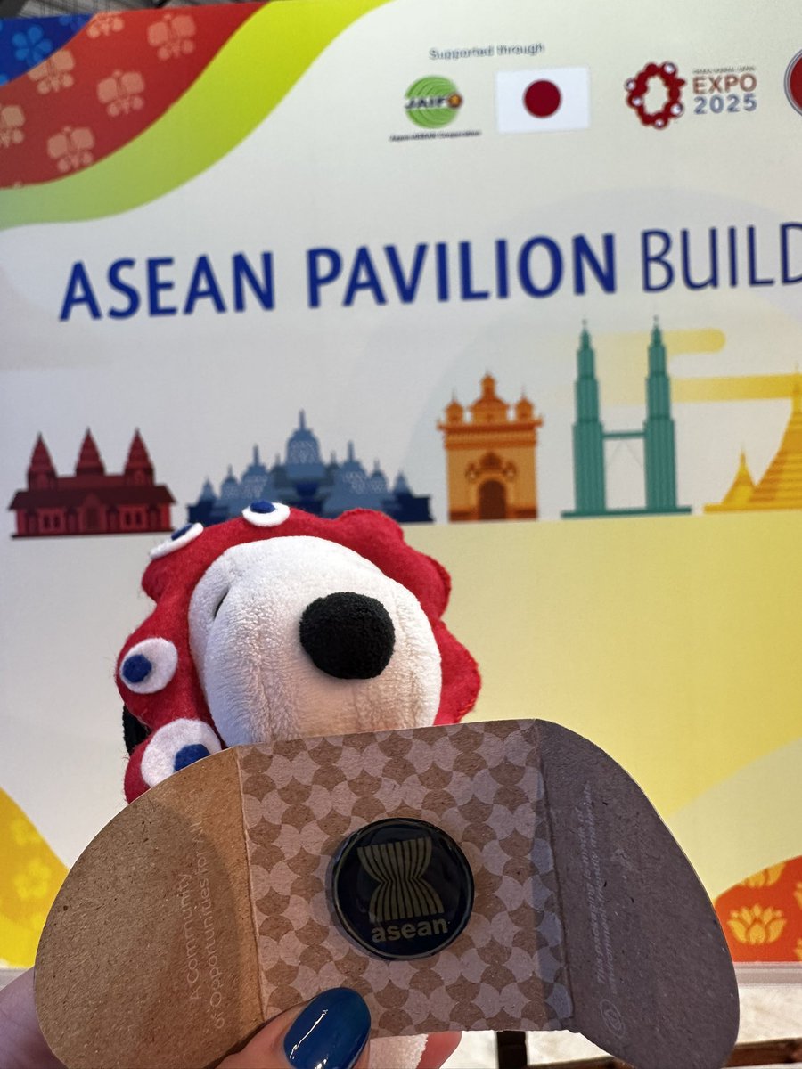 ASEANパビリオン お姉さんがASEANのSNSフォローしてくれたらプレゼント