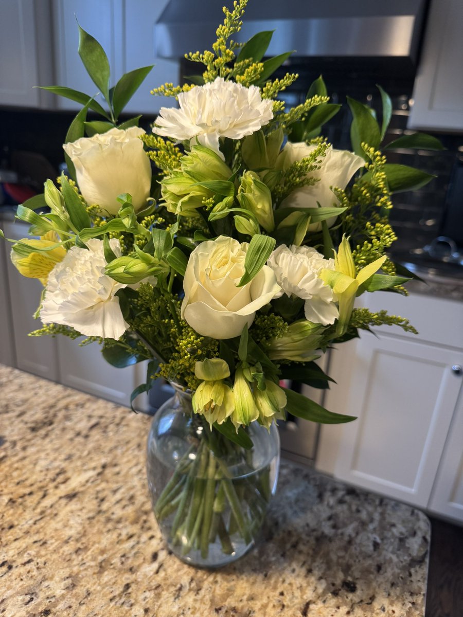 SarahSkerik's tweet photo. Gobsmacked to have received flowers from @chewy marking the passing of my old girl cat. Thanks guys! 😻 https://t.co/2awJKmZt44