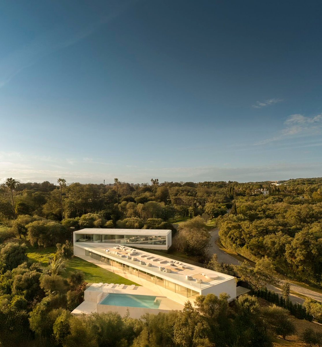 Archello's tweet photo. Fran Silvestre Architects’ (@FranSilvestreAr) Villa 95 uses limestone volumes and precise geometries to frame the landscape and organize daily life across generations.
https://t.co/JDnzUnh6pW

#GeothermalDesign #LimestoneArchitecture #TimelessForm https://t.co/aFc3g9uptb
