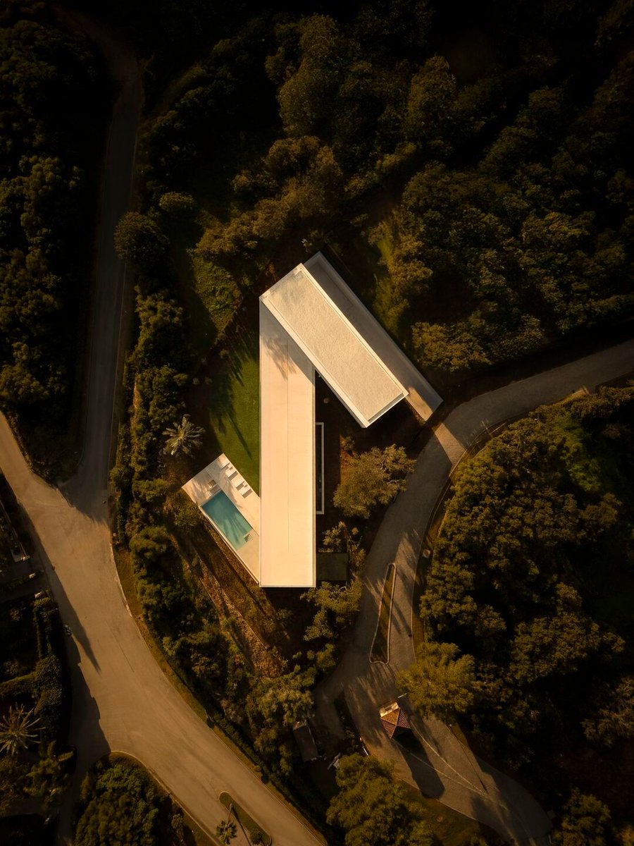 Archello's tweet photo. Fran Silvestre Architects’ (@FranSilvestreAr) Villa 95 uses limestone volumes and precise geometries to frame the landscape and organize daily life across generations.
https://t.co/JDnzUnh6pW

#GeothermalDesign #LimestoneArchitecture #TimelessForm https://t.co/aFc3g9uptb