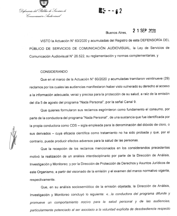 horaluz's tweet photo. Las Vivianas Canosas y la libertad de expresión.
En setiembre 2020 la hoy desmantelada Defensoría del Público emitió esta resolución, que sintetiza lo ocurrido tras el consumo de dióxido de cloro por parte de la conductora en su programa de TV, como supuesto tratamiento contra el Covid. No es cierto que en nombre de la libertad de expresión se pueden vulnerar derechos (en ese antecedente, el derecho a la salud; en otros, la presunción de inocencia, el derecho a la intimidad, etc). Lo que ha faltado es voluntad política de aplicar la ley. La ausencia de límites y los ataques a toda regulación, generan estos desastres. Las audiencias tienen derecho a una comunicación libre de agresiones y violencias.  Y no es verdad que todo se resuelve con cambiar de canal.
La Defensoría nunca tuvo facultad sancionatoria, pero los “periodistas serios” gritaban “¡censura!”. Esa facultad la tiene el Enacom que -un año después de los hechos- le aplicó a la señal una sanción de… “llamado de atención” (SIC).
En el interín, y yendo por más,  en abril 2021 la conductora se sustentó en la organización pronazi “Médicos por la Verdad” para sostener que en los hisopados se ponían cosas raras para dar falsos positivos y encerrar a la gente. Y dale que va.