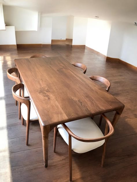 NestCurated's tweet image. Dark-toned wood furniture adds contrast and depth to neutral rooms.
#MoodyInteriors #LivingRoomStyle #DesignSmart