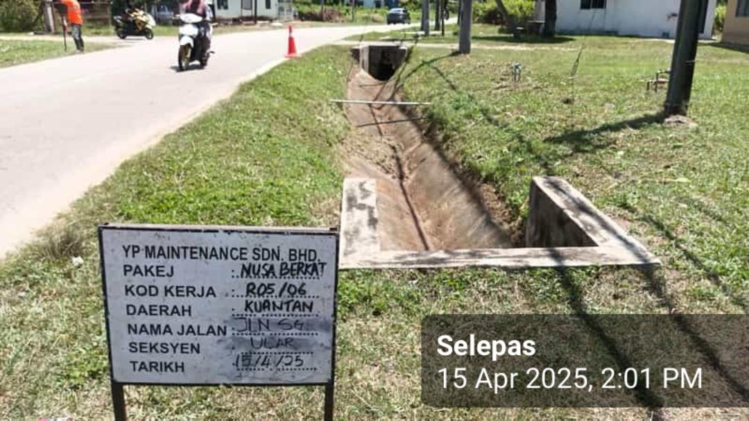 Sebahagian kerja penyelenggaraan rutin - cuci longkang (R06) melibatkan Jalan Negeri dalam daerah Kuantan yang dilaksanakan oleh pihak <a href="/ypmaintenance/">YP Maintenance Sdn. Bhd.</a>.
<a href="/IrHafizah/">Hafizah</a> <a href="/AidaAmalinaAbd1/">Aida Amalina</a> <a href="/IPJKR_Official/">JKR Malaysia Rasmi</a> <a href="/JKRPAHANG/">JKR PAHANG</a>