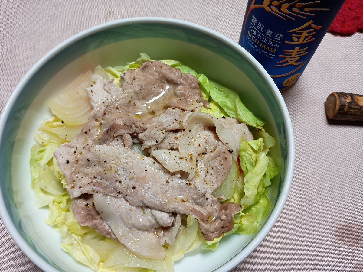 chibimedaka's tweet photo. ひとり飯
こんなんで充分です
 #レンジ蒸し
 #晩酌
 #オリーブオイルとレモン汁
 #塩コショウ
 #アルコールなければダイエット？ https://t.co/D8kBc5wxmb