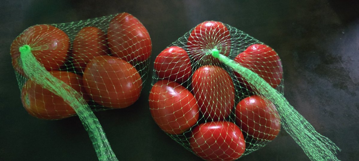 vsaravanan1983's tweet photo. ORDER NO ORD475356224 #BLINKIT WRONGLY GIVEN TOMATOES INSTEAD OF ORANGE KONDLY GIVE REFUND https://t.co/eYFVp6MIR5