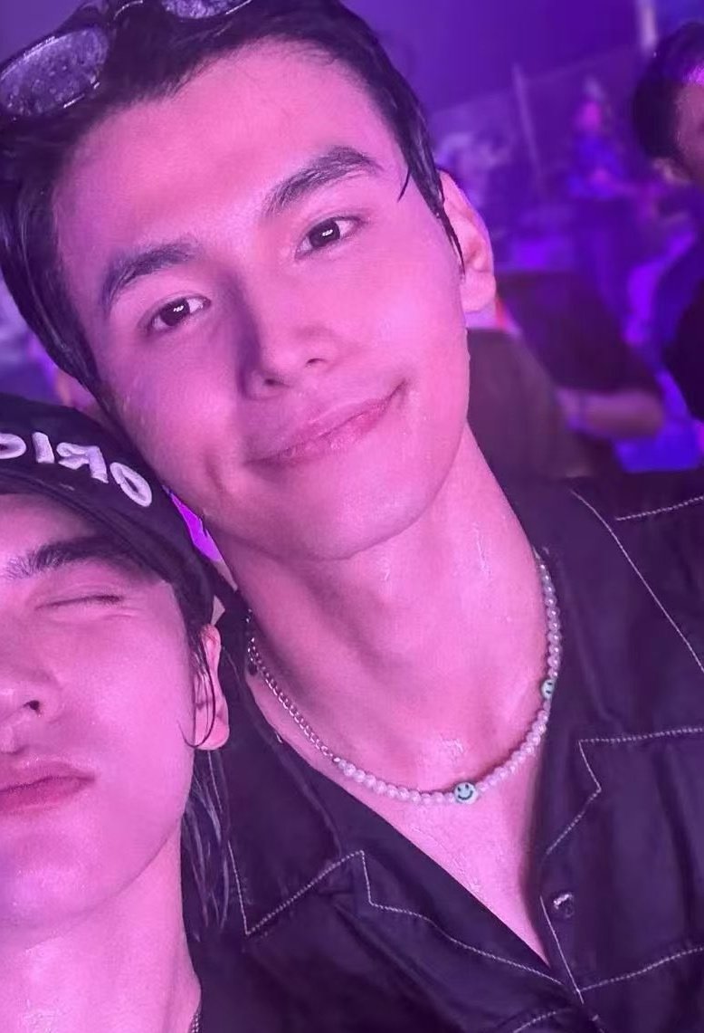 HE'S SOOOOO FINE I SWEAR TO GOD WHY HE HAS TO BE THIS FUCKING HANDSOME THERE IS SOMETHING WRONG WITH THIS FINE SEXY MANNNN