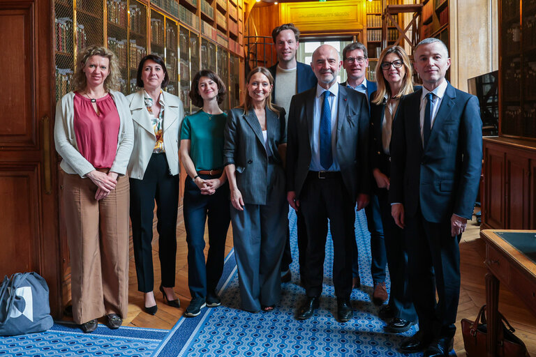 Cour des comptes (@courdescomptes) on Twitter photo Nous avons accueilli cette semaine une délégation <a href="/EP_Economics/">ECON Committee Press</a> menée par <a href="/AuroreLalucq/">Aurore Lalucq 🇪🇺</a>.🤝
L’occasion d’approfondir la situation budgétaire de l’Union européenne, le rôle de la Cour pour améliorer la situation budgétaire 🇫🇷, et la prise en compte des enjeux 🇪🇺 dans nos rapports. Nous avons accueilli cette semaine une délégation <a href="/EP_Economics/">ECON Committee Press</a> menée par <a href="/AuroreLalucq/">Aurore Lalucq 🇪🇺</a>.🤝
L’occasion d’approfondir la situation budgétaire de l’Union européenne, le rôle de la Cour pour améliorer la situation budgétaire 🇫🇷, et la prise en compte des enjeux 🇪🇺 dans nos rapports.