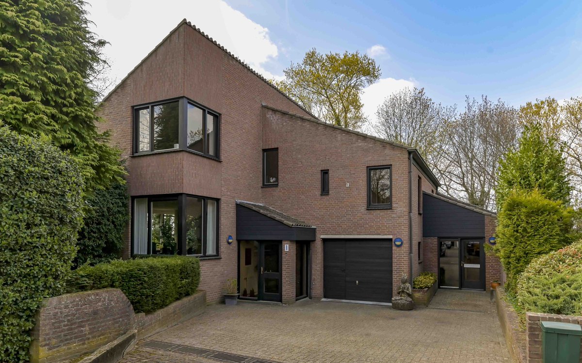 #Venlo 📷NIEUW IN DE VERKOOP📷
Negen-Novemberweg 1, Venlo
Vraagprijs € 1.100.000,- k.k.
Op een unieke locatie, aan een rustig doodlopend pleintje, ligt deze charmante vrijstaande villa.