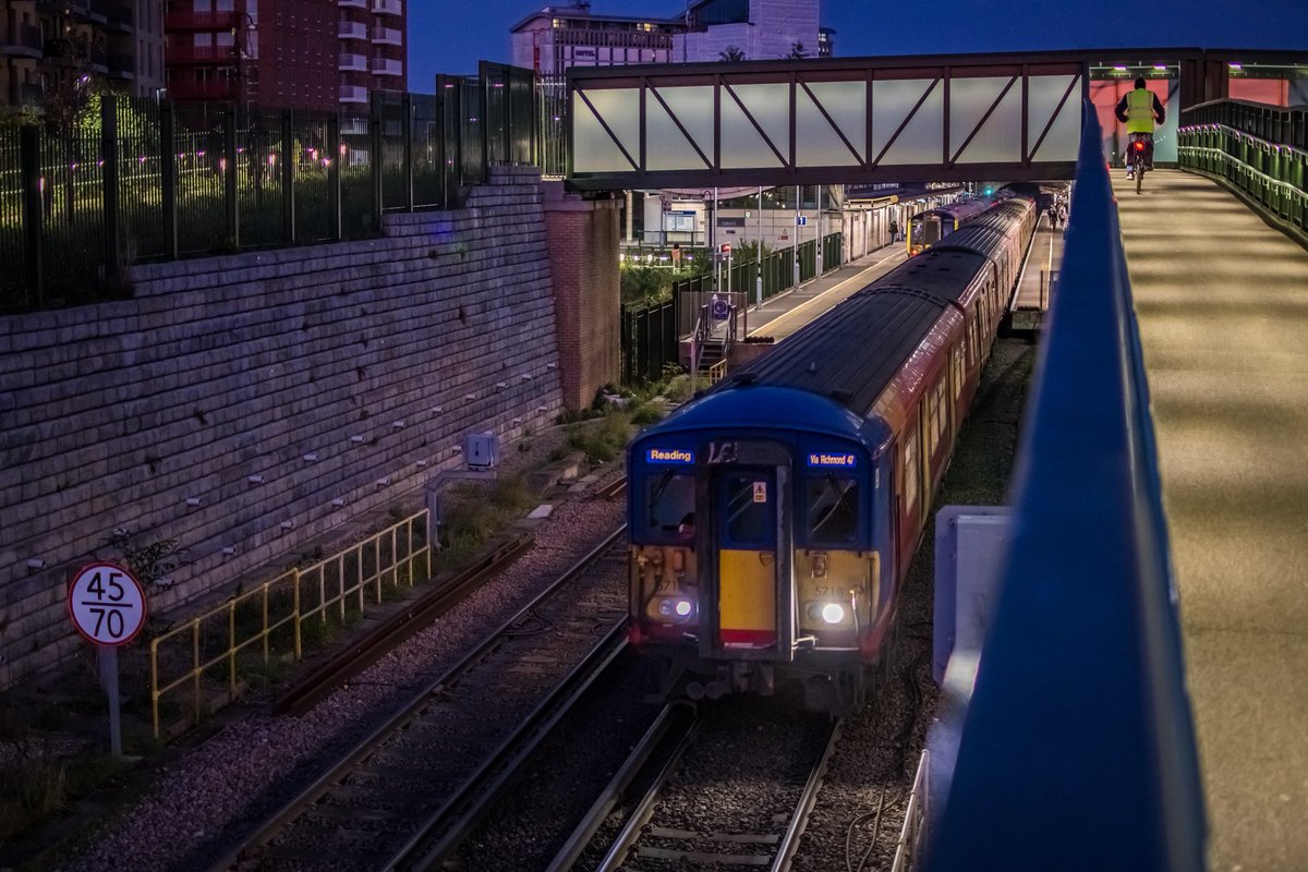ASMRailPhotos's tweet image. 🖍️| 2C49 1620 London Waterloo to Reading

📣| @SW_Help 
🚂| Class 455718 
🚂| Class 455737
📍| Feltham
📆| 13/11/2024

#class455 #455718 #455737 #southwesternrailway
