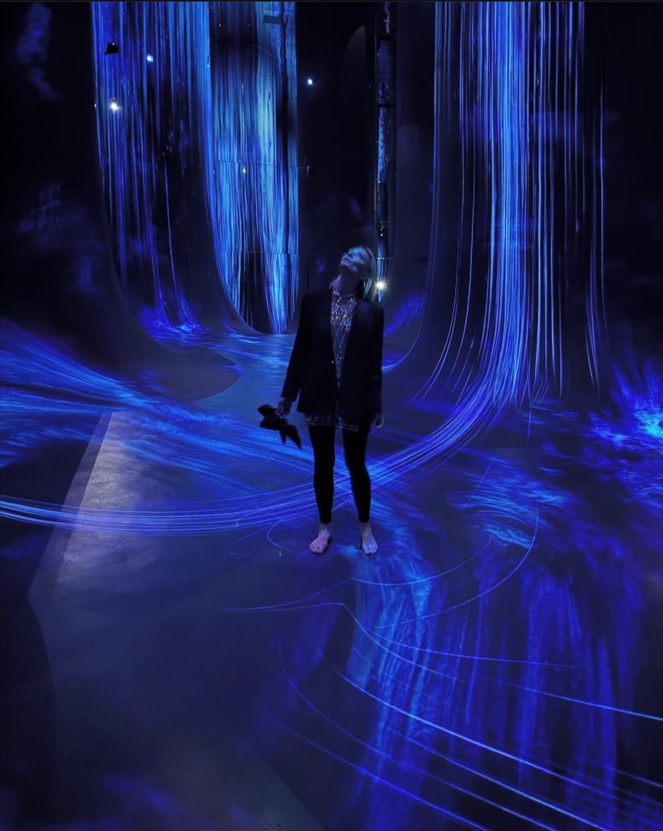 blanchetupdates's tweet photo. NEW | Cate Blanchett 
Thank You teamlab_phenomena for the most extraordinary experience in your new fabulous space goes to Abu Dhabi, its a a MUST SEE. 

cate is sitting on the floor with Takashi kudo in an awesome instillation within the exhibition.

Pics from marygreenwell https://t.co/Jb0DpUMYGT