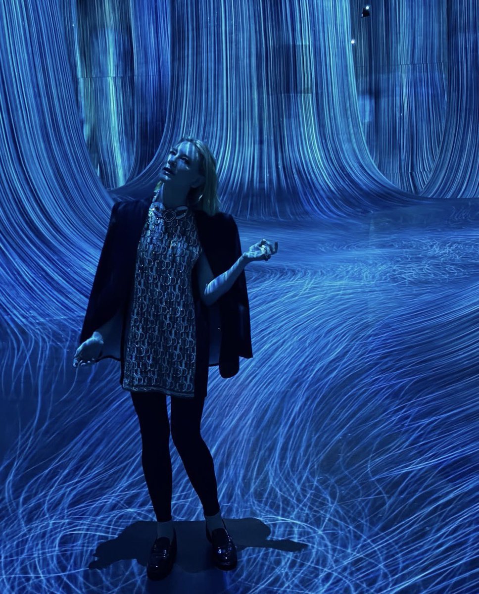 blanchetupdates's tweet photo. NEW | Cate Blanchett 
Thank You teamlab_phenomena for the most extraordinary experience in your new fabulous space goes to Abu Dhabi, its a a MUST SEE. 

cate is sitting on the floor with Takashi kudo in an awesome instillation within the exhibition.

Pics from marygreenwell https://t.co/Jb0DpUMYGT