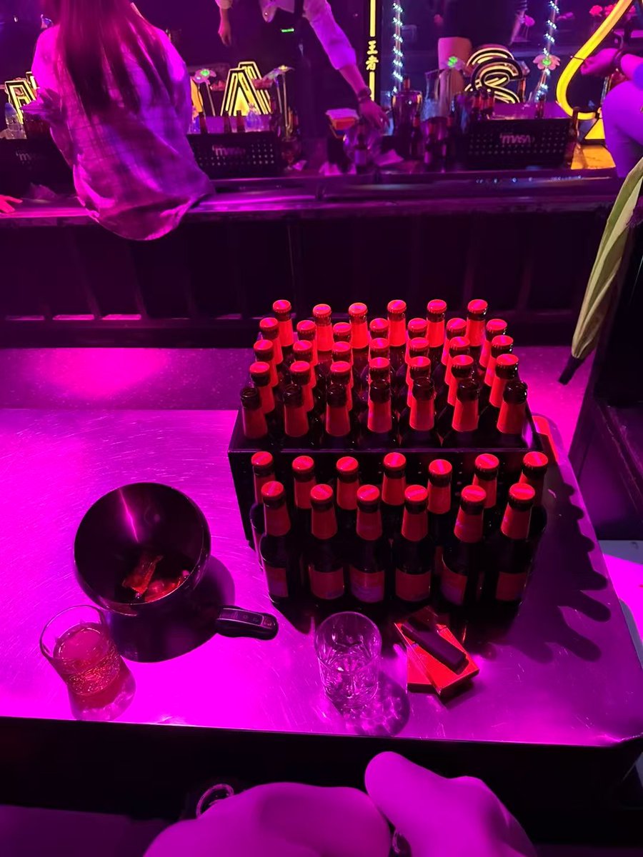 今天生死局，你们说我喝多了会有人把我捡走吗😜😜
#反差女大 #酒吧捡尸 #酒吧户外大神 #酒吧 #KTV #捡尸